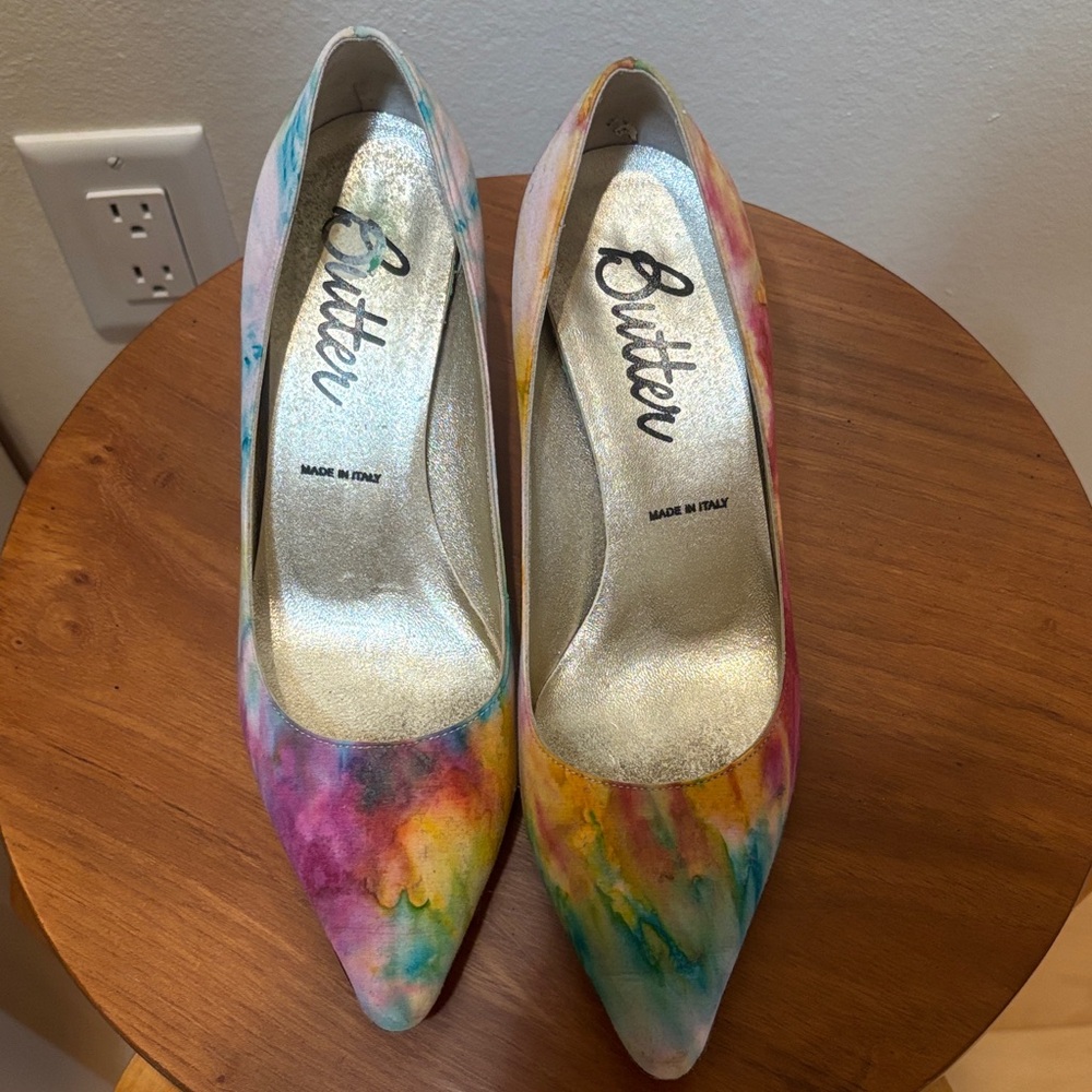 Butter Watercolor Tie-Dye Pointed Pumps in Multicolor
